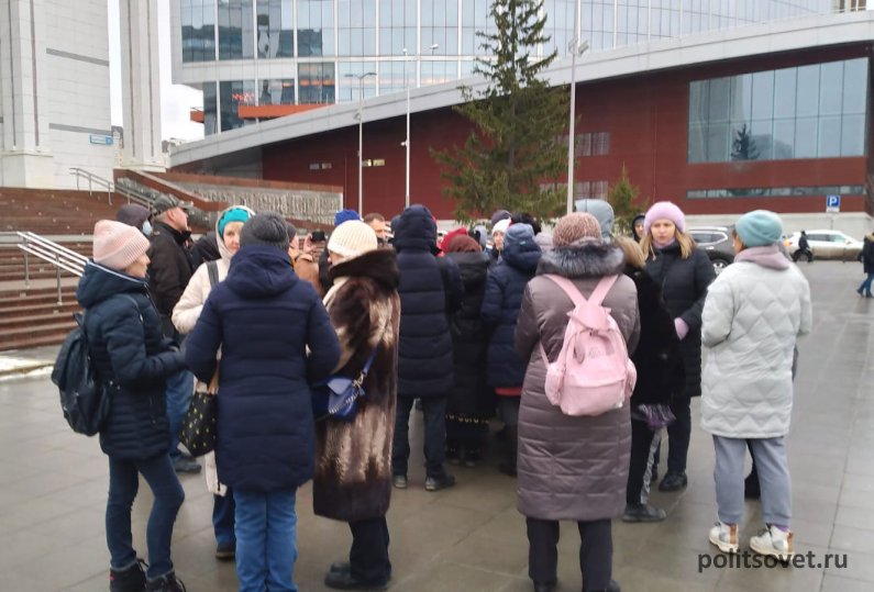 Противники QR-кодов провели акцию возле свердловского Заксобрания