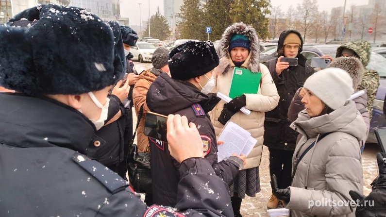 В протест против QR-кодов у свердловского Заксобрания вмешалась полиция