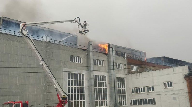 В Каменске-Уральском загорелся завод «Синары»