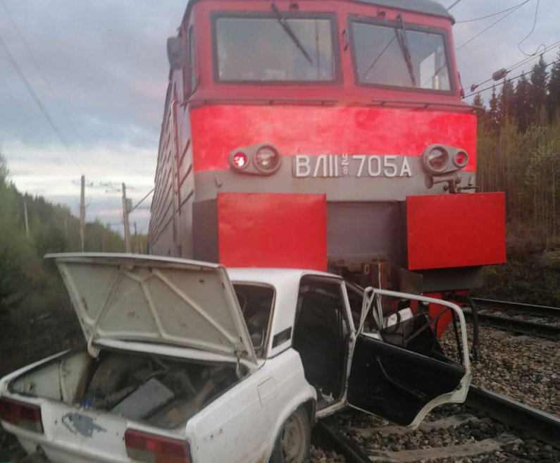 В Свердловской области грузовой поезд врезался в легковушку