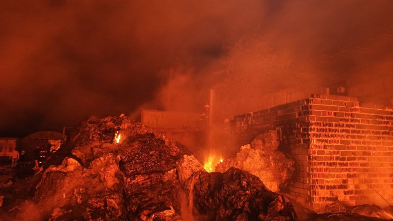 В промзоне Екатеринбурга произошел пожар на 750 квадратных метров
