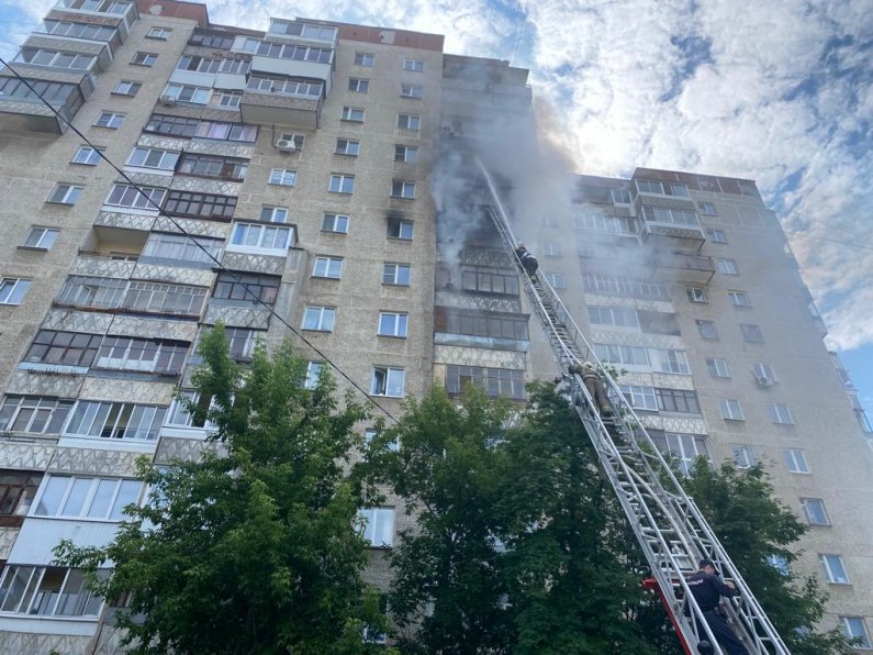 В Екатеринбурге загорелся дом на Уралмаше. Есть погибший
