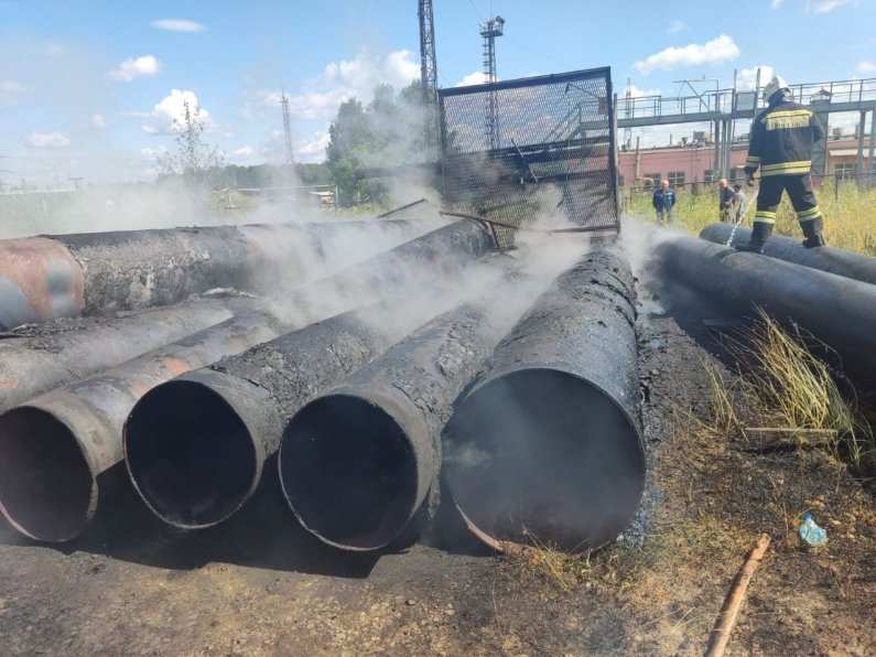 В Екатеринбурге на Эльмаше загорелись трубы
