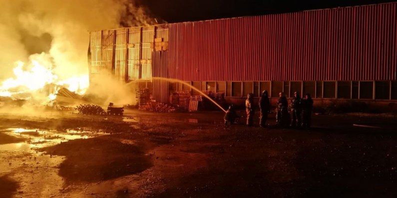 В Екатеринбурге произошел второй крупный пожар из-за деревянных поддонов