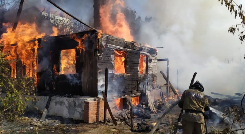 В Екатеринбурге на Сортировке сгорел частный дом