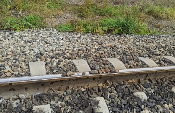 На Урале школьники обложили железнодорожные пути камнями и покрышкой