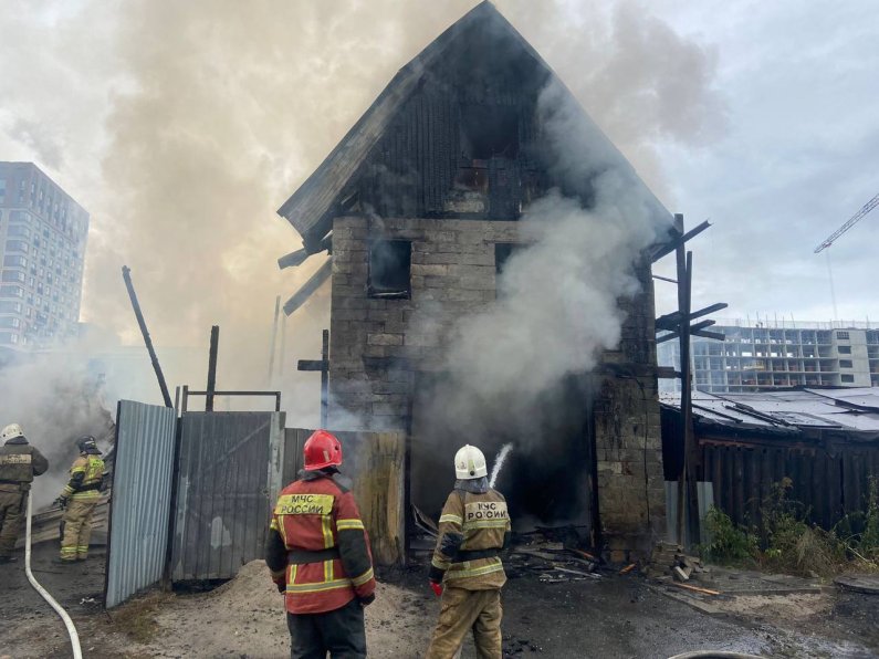 На юго-западе Екатеринбурга сгорел двухэтажный дом