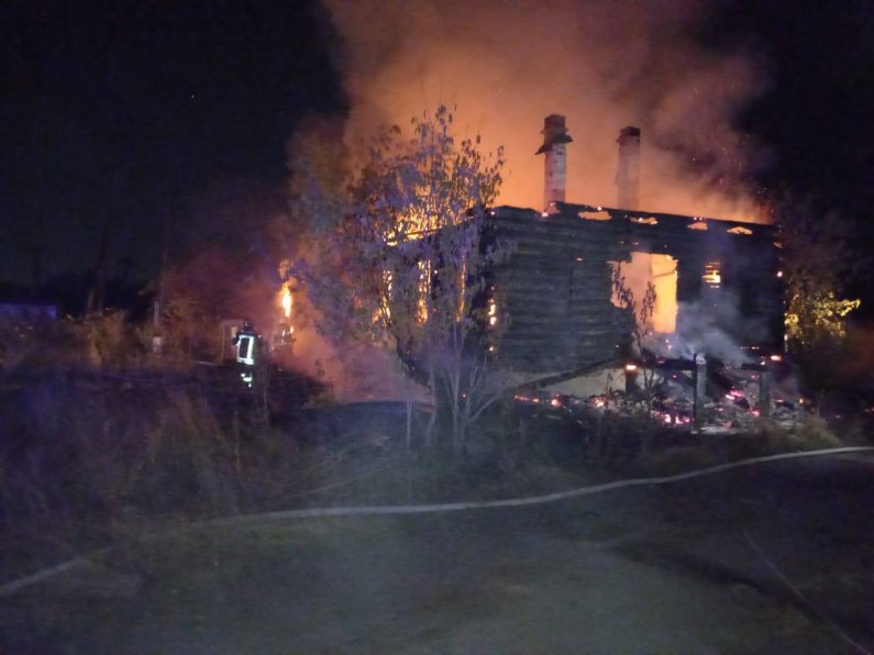 В Екатеринбурге ночью сгорел частный дом