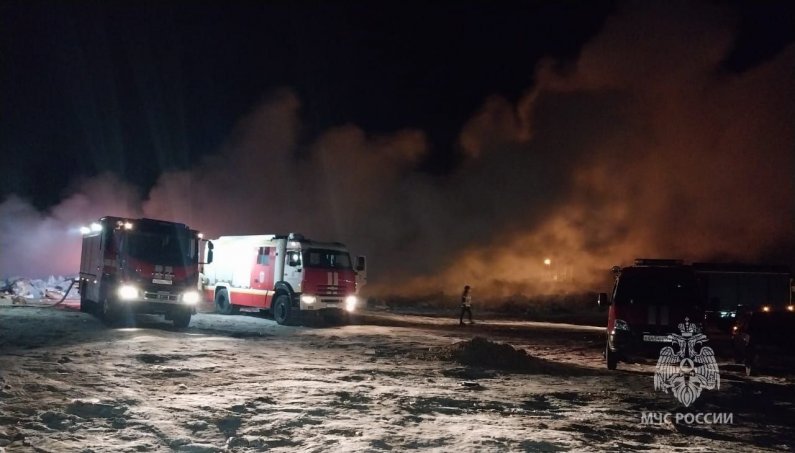 В Екатеринбурге загорелась нелегальная свалка возле «Сима-ленда»