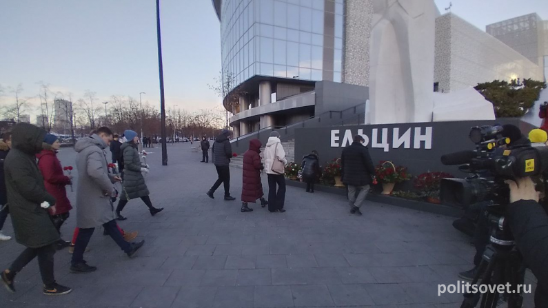 Чиновники и депутаты возложили цветы к памятнику Ельцина