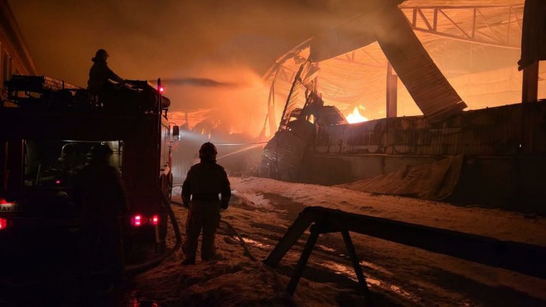 В Свердловской области несколько часов тушат пожар на 1600 квадратных метрах