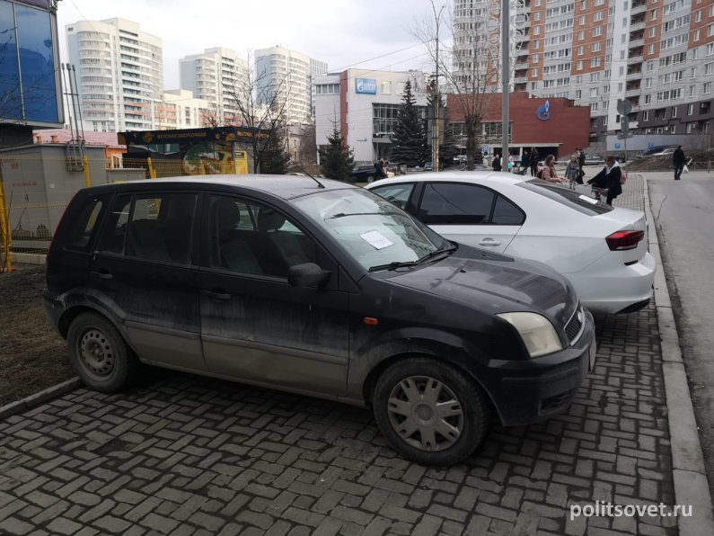 Екатеринбуржцы начали своими силами бороться с парковкой на тротуаре