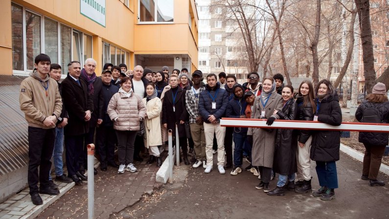 Иностранным студентам екатеринбургских вузов показали русскую печь и демидовскую плотину
