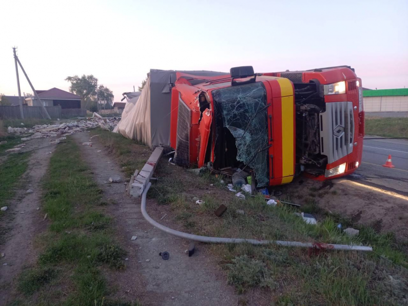 На Урале водитель грузовика с тушенкой врезался в опоры ЛЭП