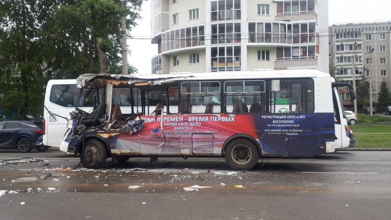 В Екатеринбурге пассажирский автобус врезался в троллейбус