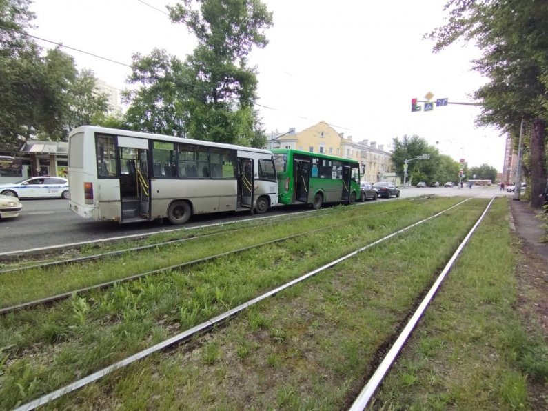В Екатеринбурге столкнулись два пассажирских автобуса