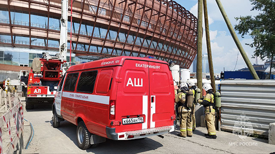 В Екатеринбурге потушили огонь на стройке «Ледовой арены» УГМК