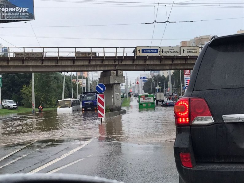 В Екатеринбурге из-за аварии затопило улицу Щербакова