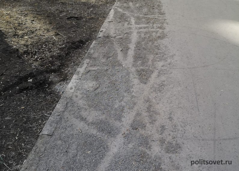 Улицы Екатеринбурга после зимы оказались покрыты мелким щебнем