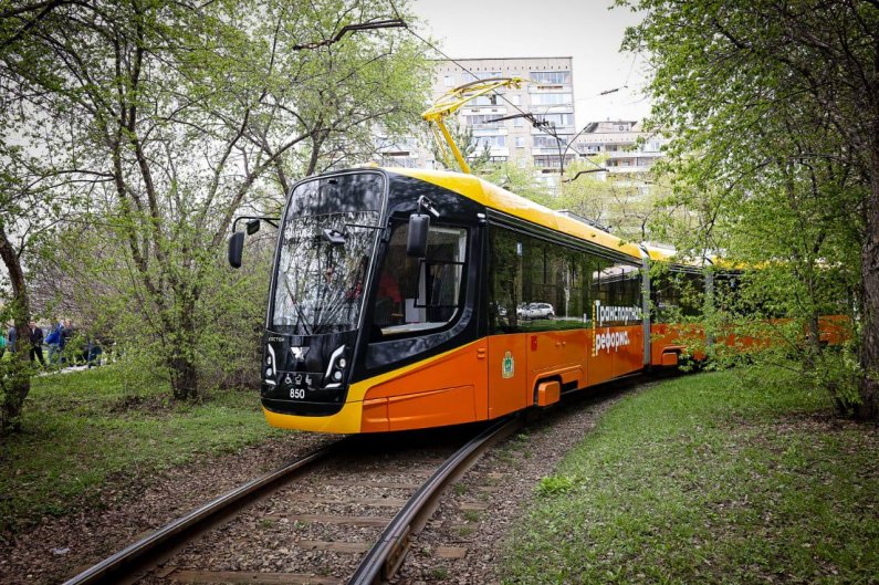 В Екатеринбурге запустили трехсекционный трамвай из Челябинской области