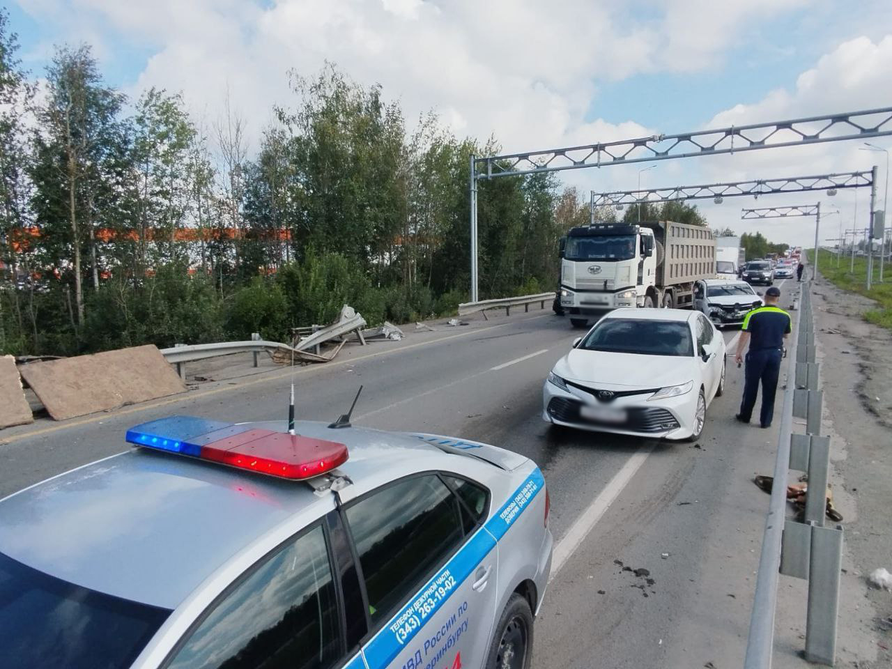 На ЕКАД грузовик с лопнувшими шинами спровоцировал массовое ДТП