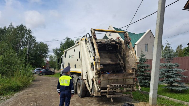 В Екатеринбурге мусоровоз насмерть задавил мусорщика