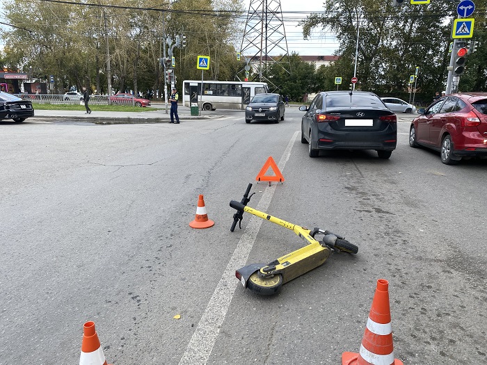 В Екатеринбурге подростки на самокатах выехали на проезжую часть и попали под машину