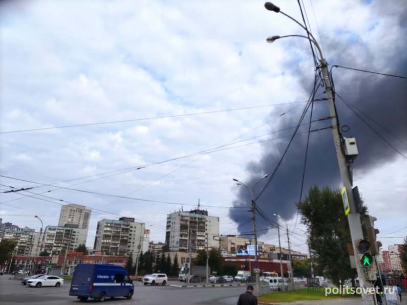 Уралмаш накрыло черным дымом от горящих покрышек