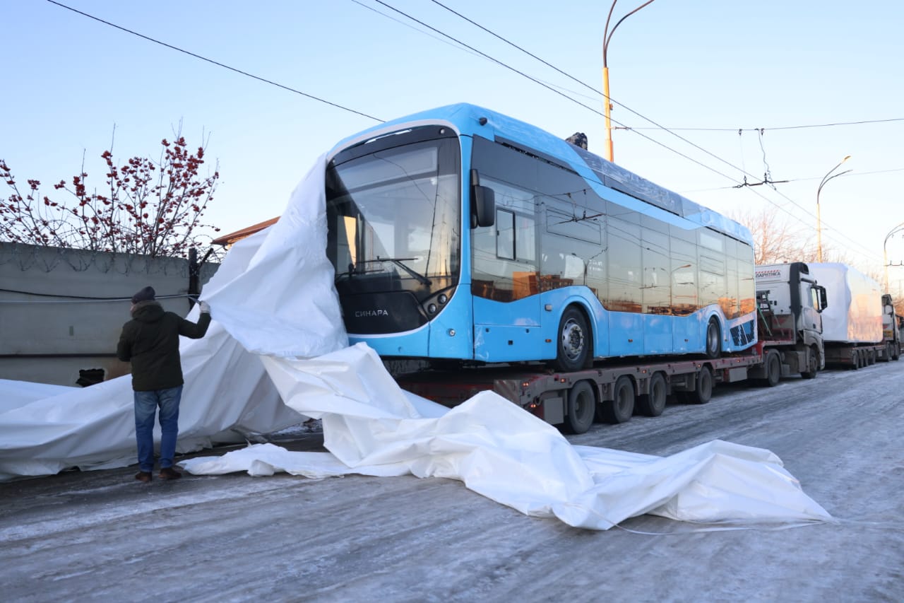 В Екатеринбург привезли первые новые троллейбусы