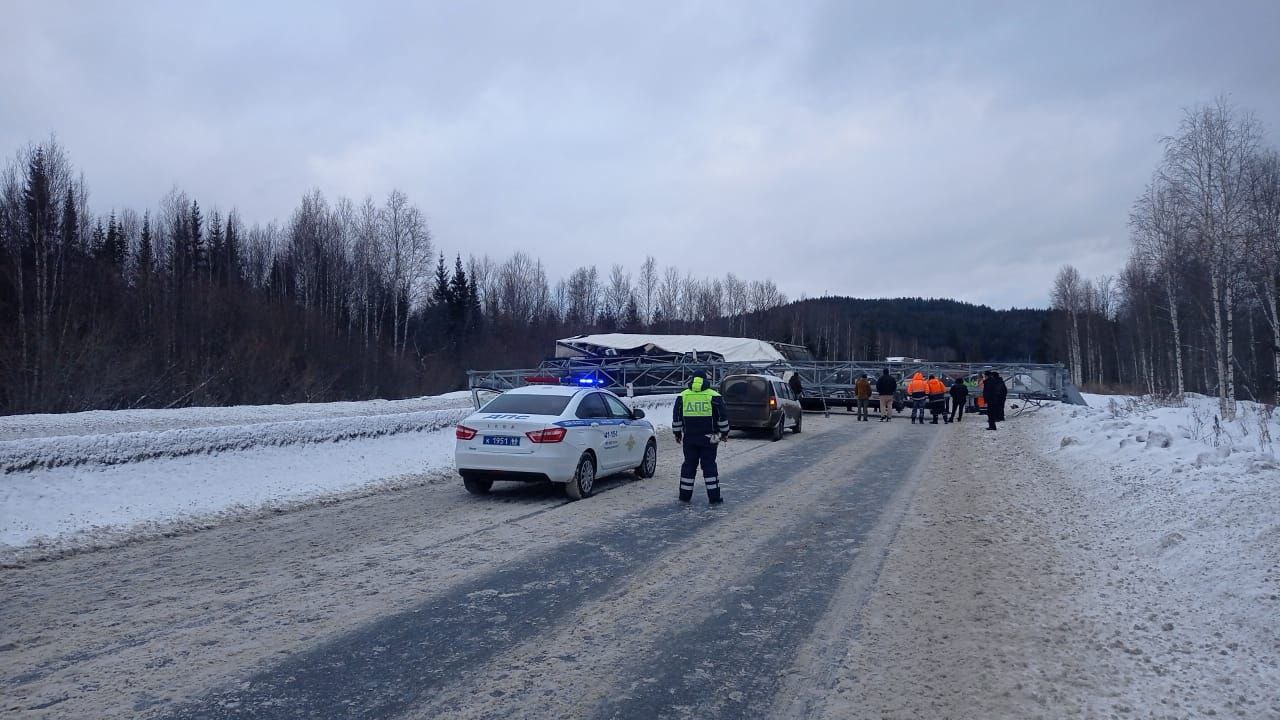 На Пермском тракте большегруз сбил информационное табло и полностью перегородил трассу