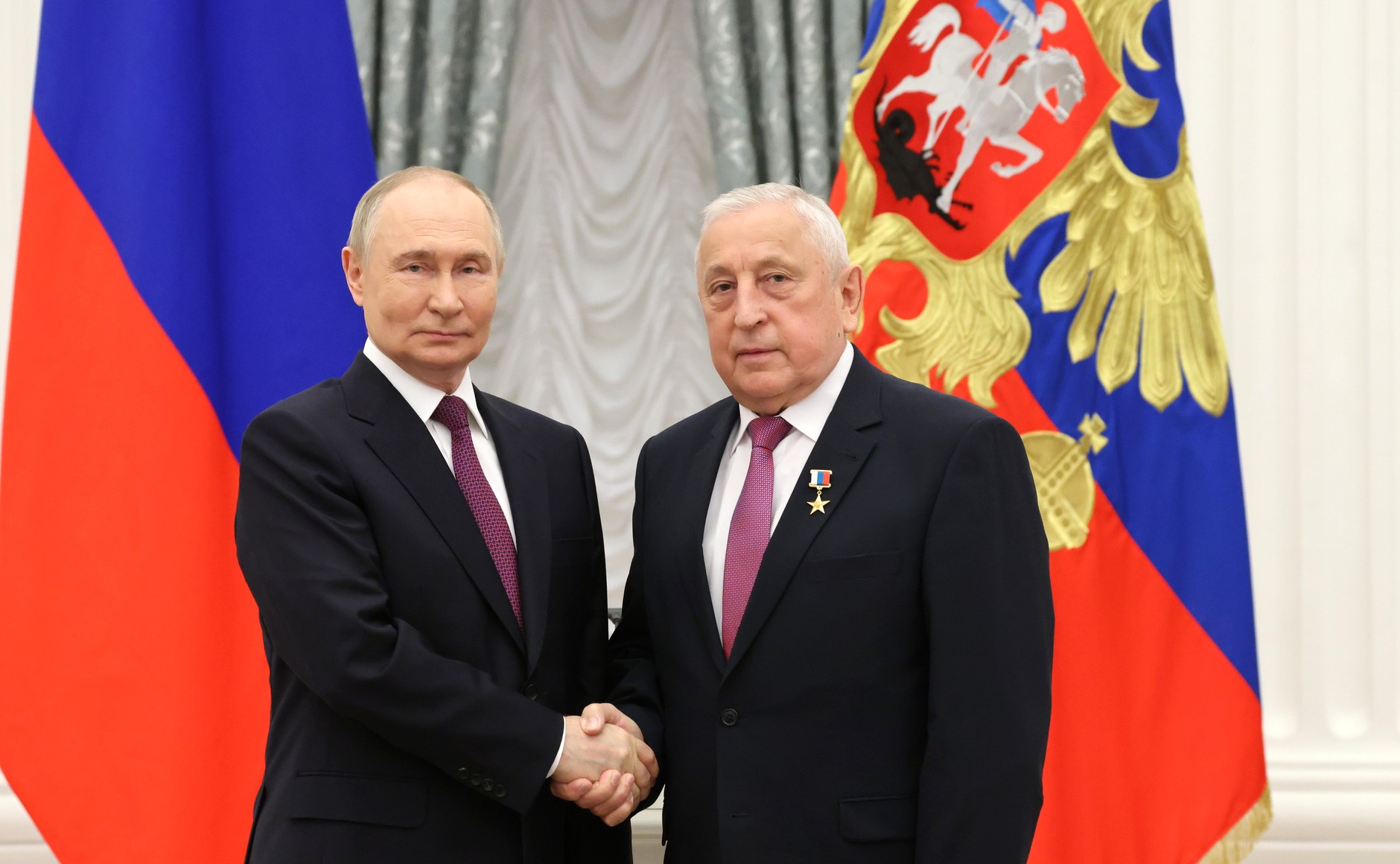 Путин вручил звезду Героя труда своему сопернику на выборах