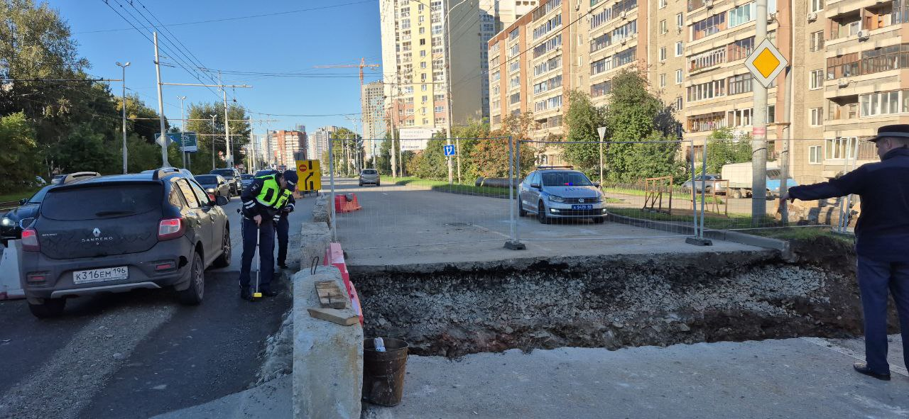 В Екатеринбурге мотоциклист упал в яму и погиб
