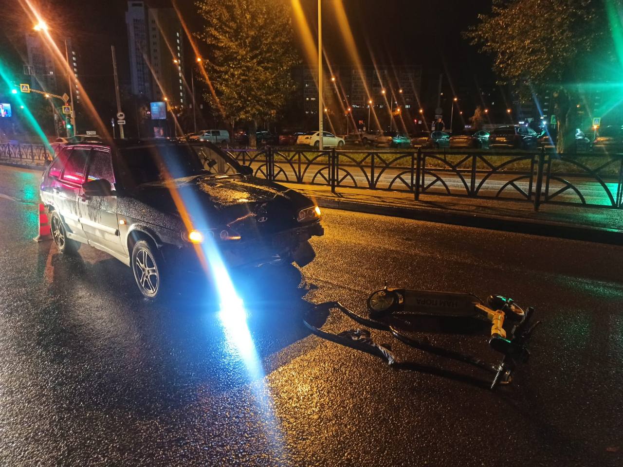 В Екатеринбурге машина сбила самокатчика, выехавшего на красный свет