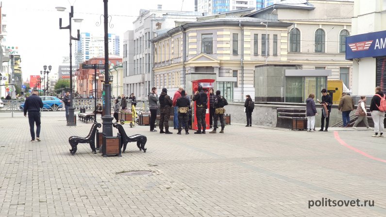 В центре Екатеринбурга начали сносить нелегальные силомеры