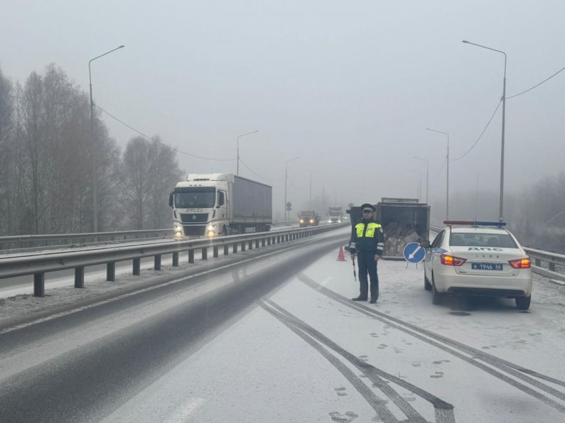Опрокинувшийся грузовик частично перекрыл Пермский тракт