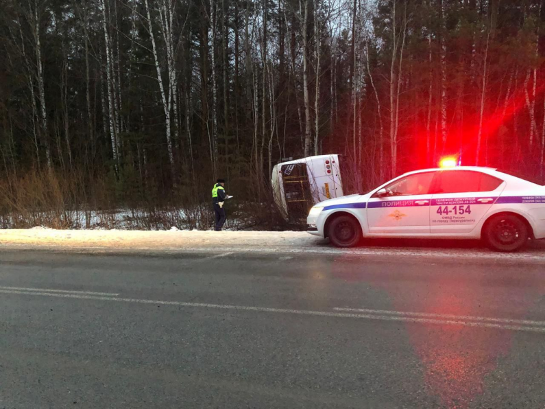 Под Первоуральском перевернулся автобус с пассажирами