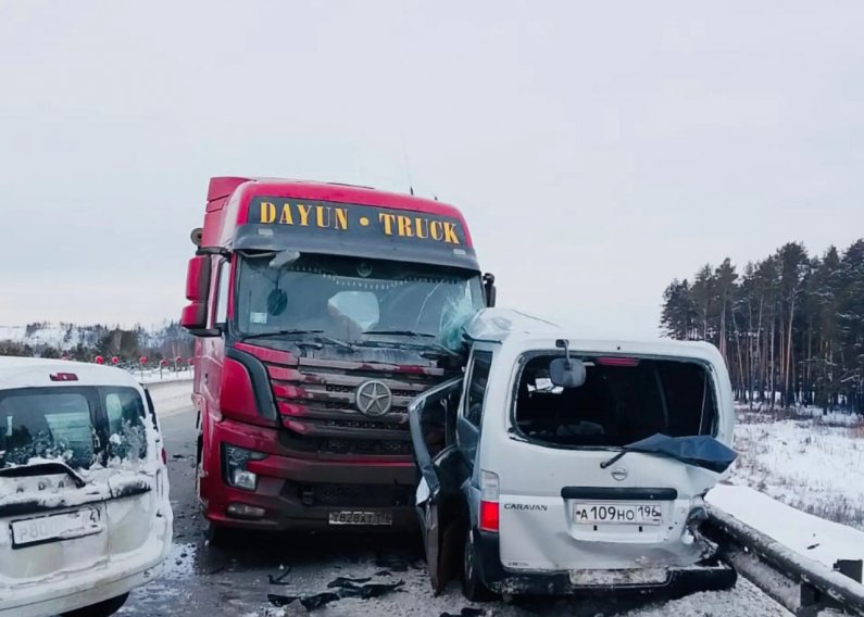 На Тюменском тракте из-за массовой аварии ввели реверсивное движение
