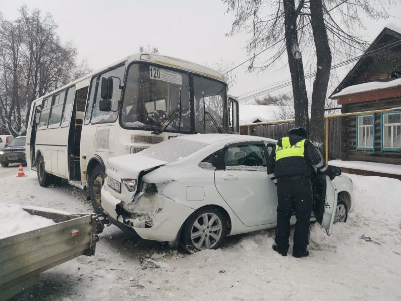 В Свердловской области два пассажирских автобуса попали в аварии