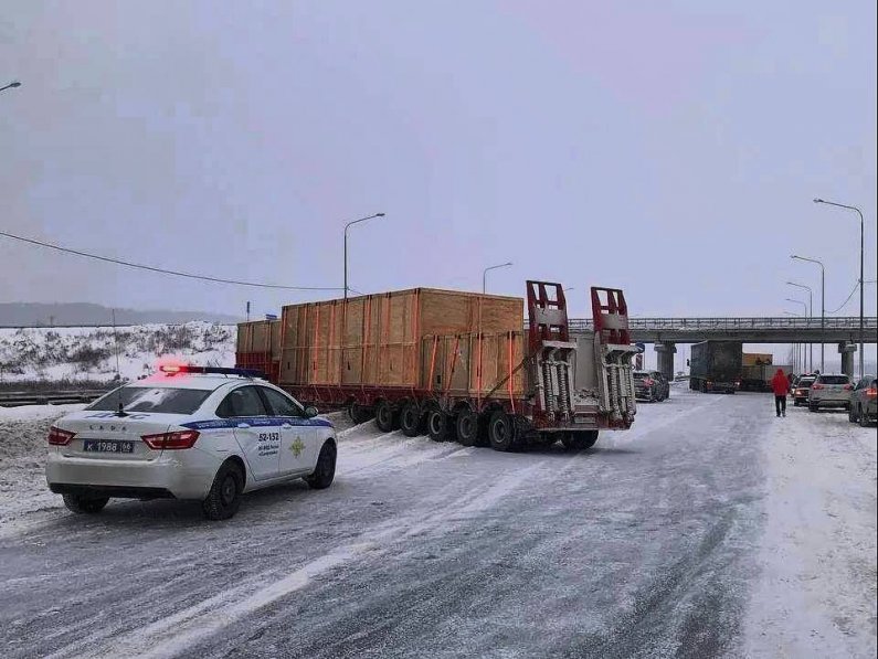 Столкнувшиеся грузовики перекрыли подъезд к Екатеринбургу