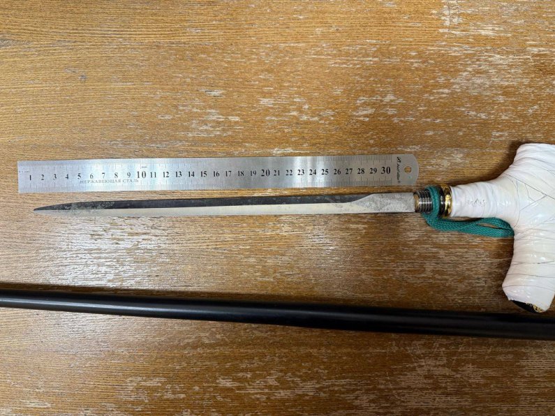 В Екатеринбурге женщина пыталась пронести в суд клинок, спрятанный в трость