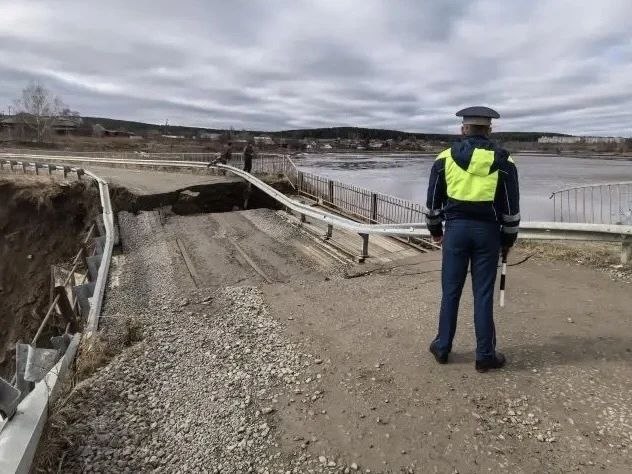 В Свердловской области паводок разрушил один мост и затопил другой