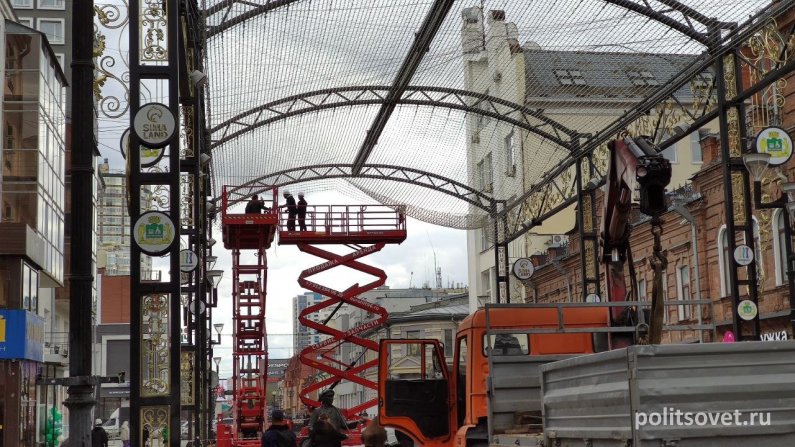 В Екатеринбурге начали разбирать медиаэкран на Вайнера