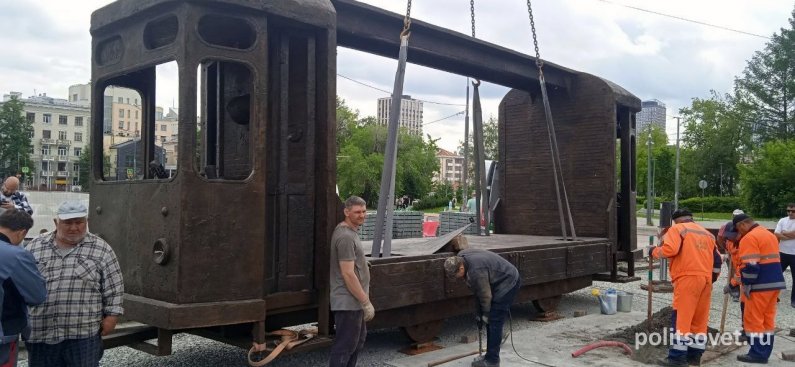 В Екатеринбурге начали устанавливать памятник Алексею Балабанову