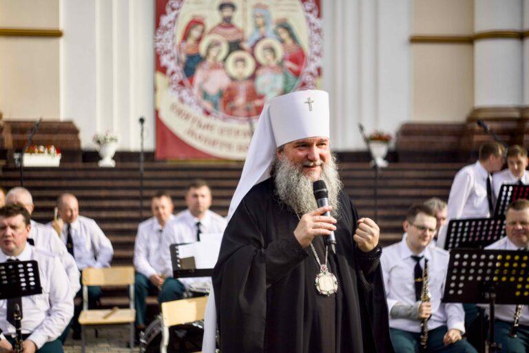 Екатеринбургский митрополит объяснил паводки грехами и интернетом