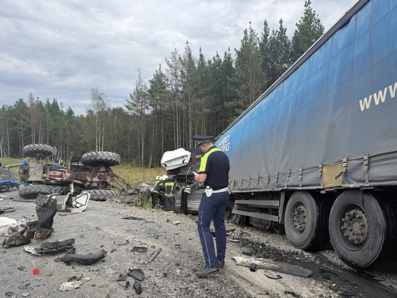 В Свердловской области на трассе «Восток» столкнулись грузовики и трактор