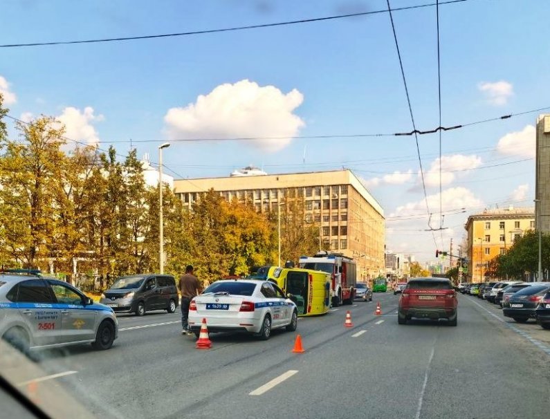 В центре Екатеринбурга опрокинулся реанимобиль из Кургана